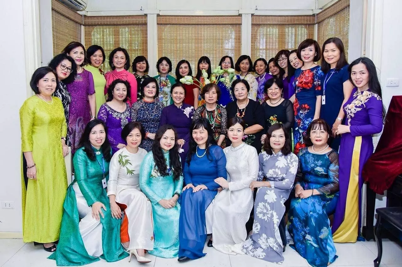 Hàng giữa từ trái: Đại sứ Nguyễn Nguyệt Nga (thứ hai), Đại sứ Nguyễn Phương Nga cùng các nhà ngoại giao nữ. (Ảnh....)