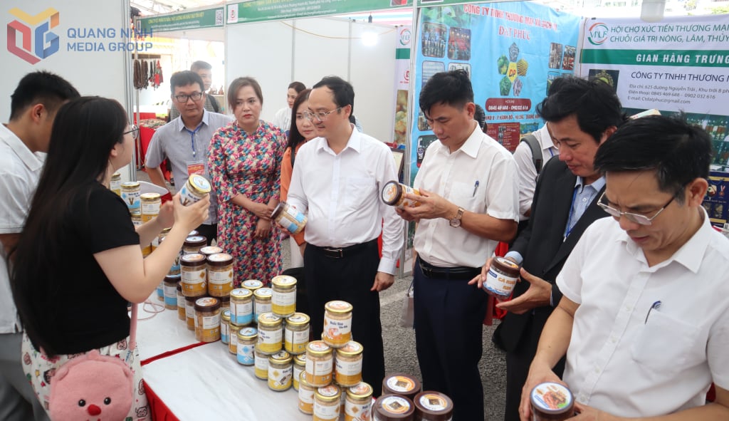 Đại diện lãnh đạo sở ngành Quảng Ninh thăm quan các gian hàng tại Hội chợ Xúc tiến thương mại cho các doanh nghiệp trong chuỗi giá trị Nông – Lâm – Thủy sản năm 2025.