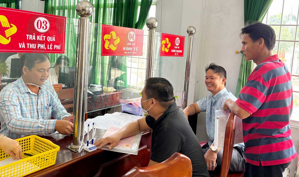 Người dân, doanh nghiệp bày tỏ sự hài lòng về tinh thần, thái độ phục vụ và việc giải quyết hồ sơ tại Trung tâm Phục vụ hành chính công xã Hòa Hiệp.