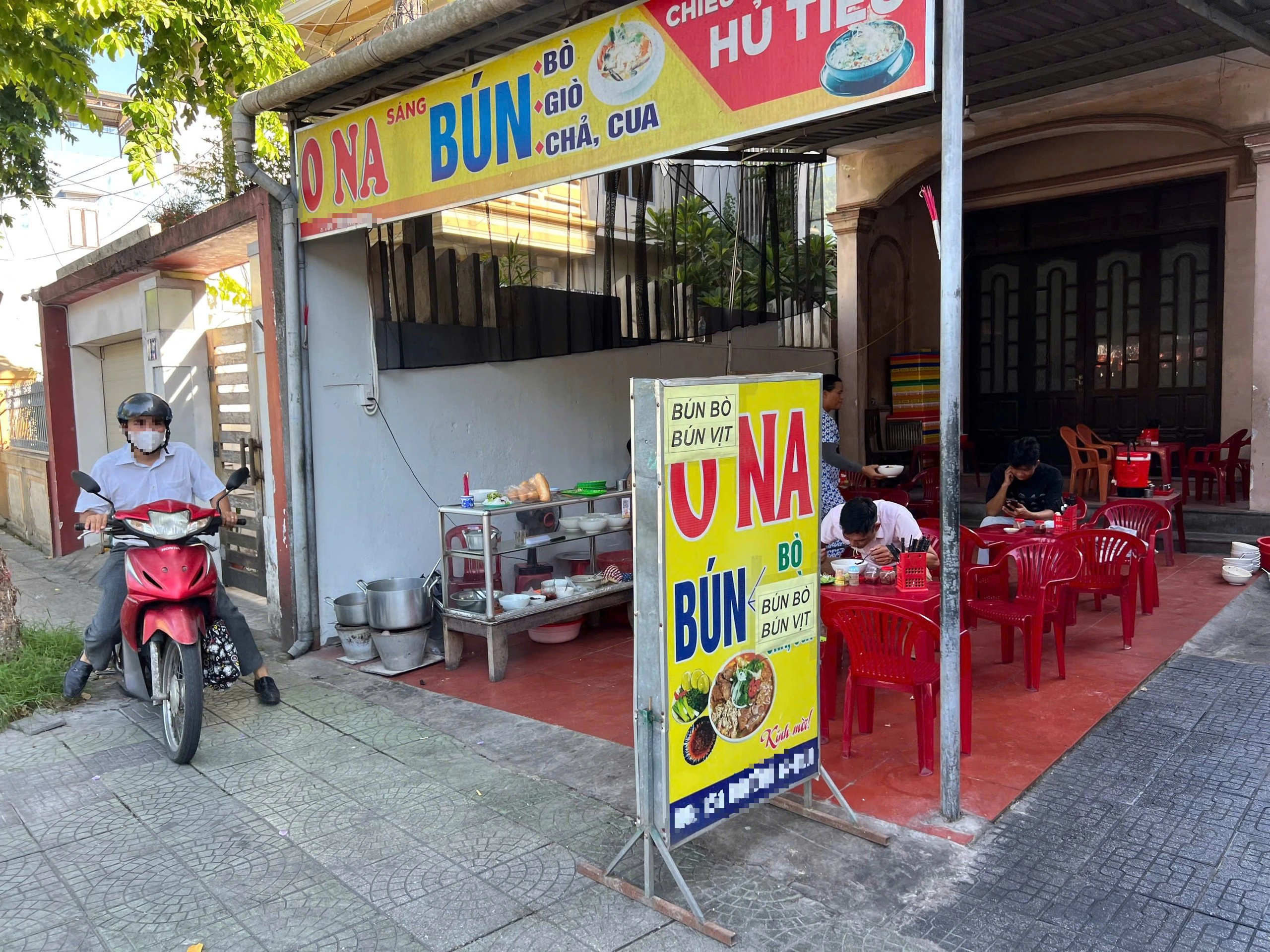 Bún bò Huế 'thay áo' vì lợn dịch bệnh: 'Phải đổi món, che tên mới có khách' - Ảnh 1.
