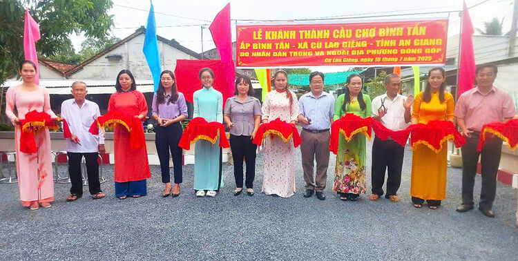 La comuna de Cu Lao Gieng inauguró el puente del mercado de Binh Tan