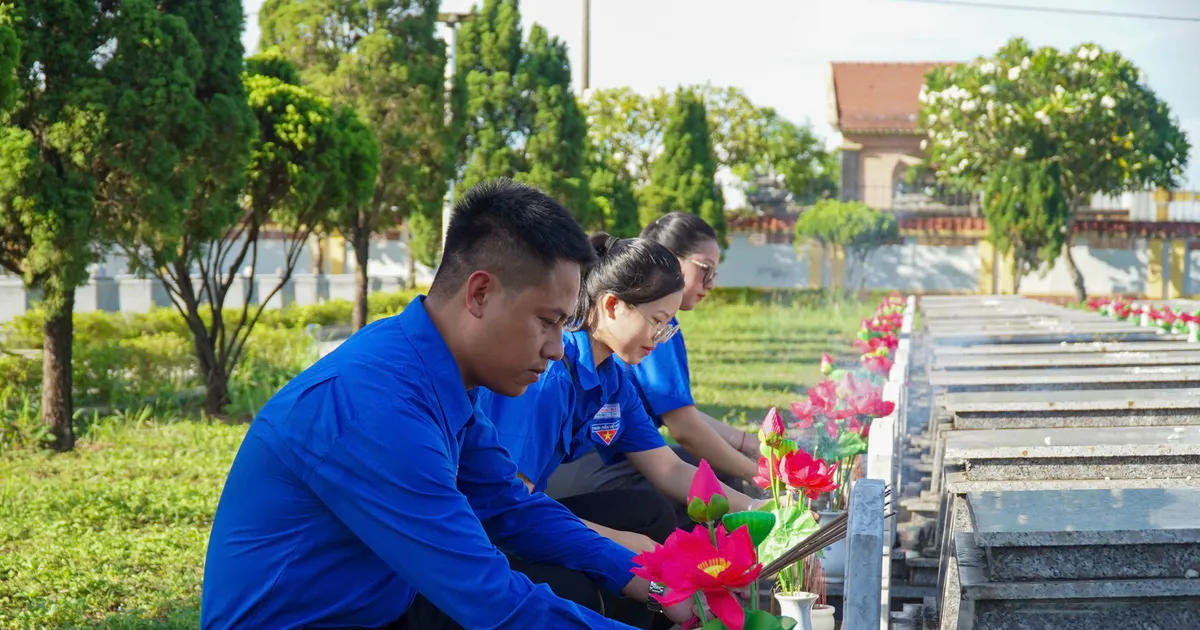 Đà Nẵng: Đoàn viên, thanh niên thay mới gần 24.000 hoa tại 27 nghĩa trang liệt sĩ