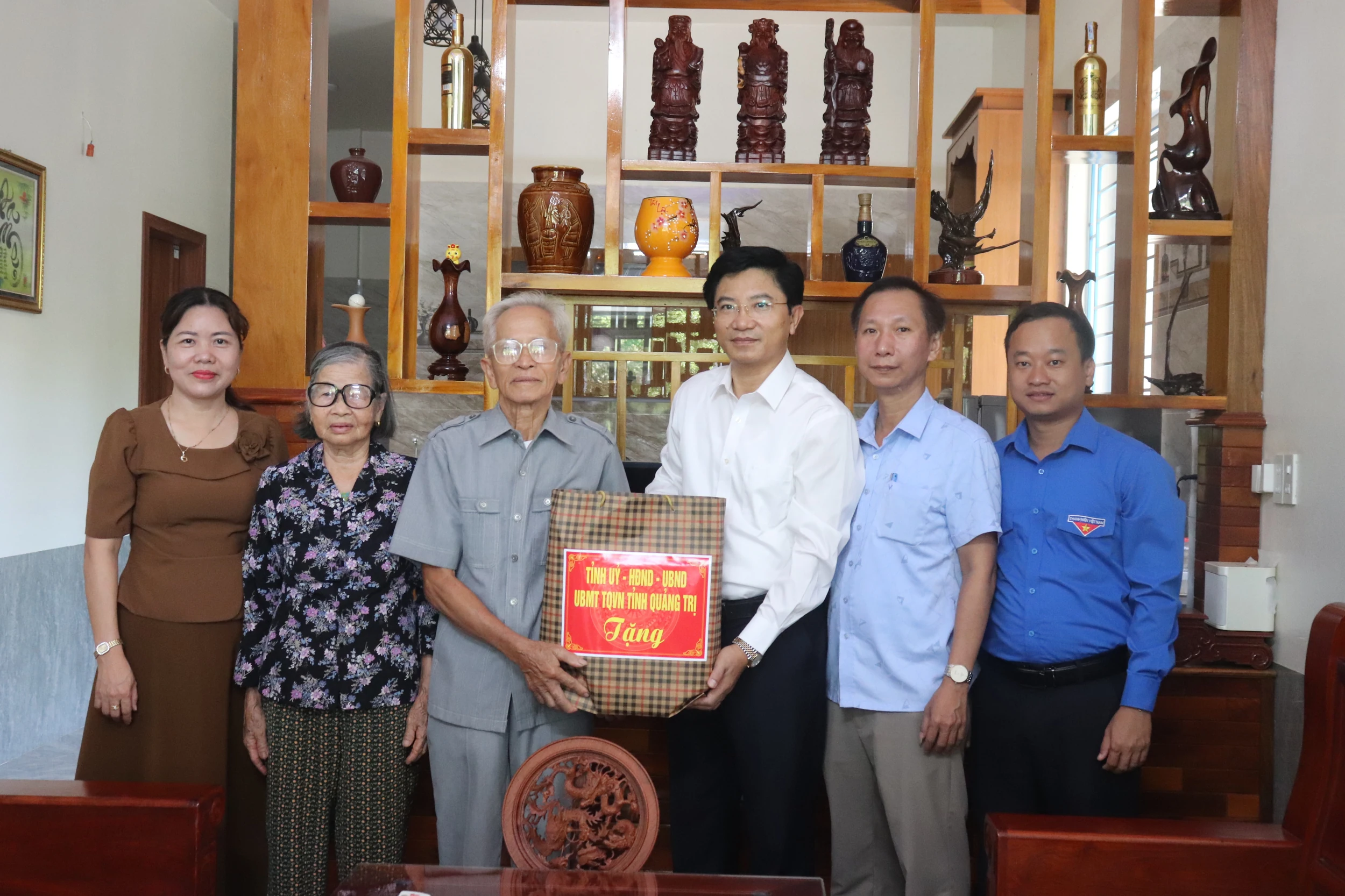 Lãnh đạo tỉnh thăm, tặng quà các gia đình người có công