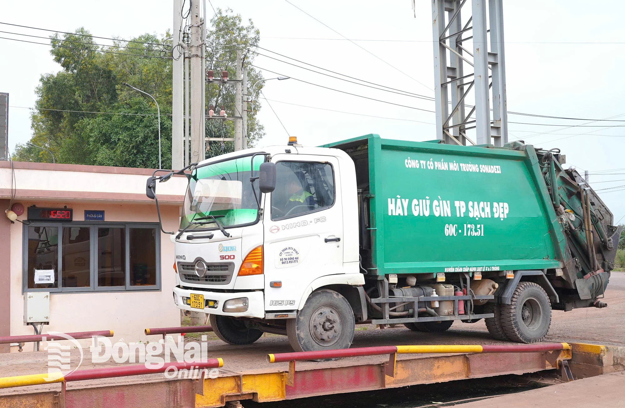 Cân xác nhận khối lượng rác thải sinh hoạt trước khi đưa vào xử lý tại Khu xử lý chất thải Vĩnh Tân. Ảnh: Ban Mai