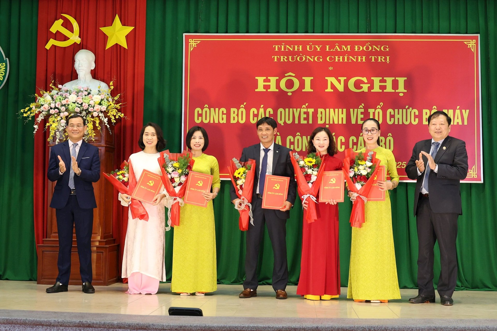 Trao Quyết định thành lập và bổ nhiệm Trưởng, Phó Phòng Quản lý đào tạo và ghiên cứu khoa học