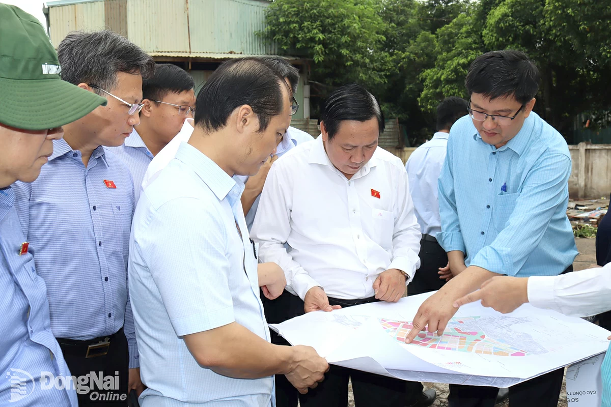 Đoàn Đại biểu Quốc hội tỉnh giám sát tại Khu công nghiệp Biên Hòa 1. Ảnh: Hoàng Lộc
