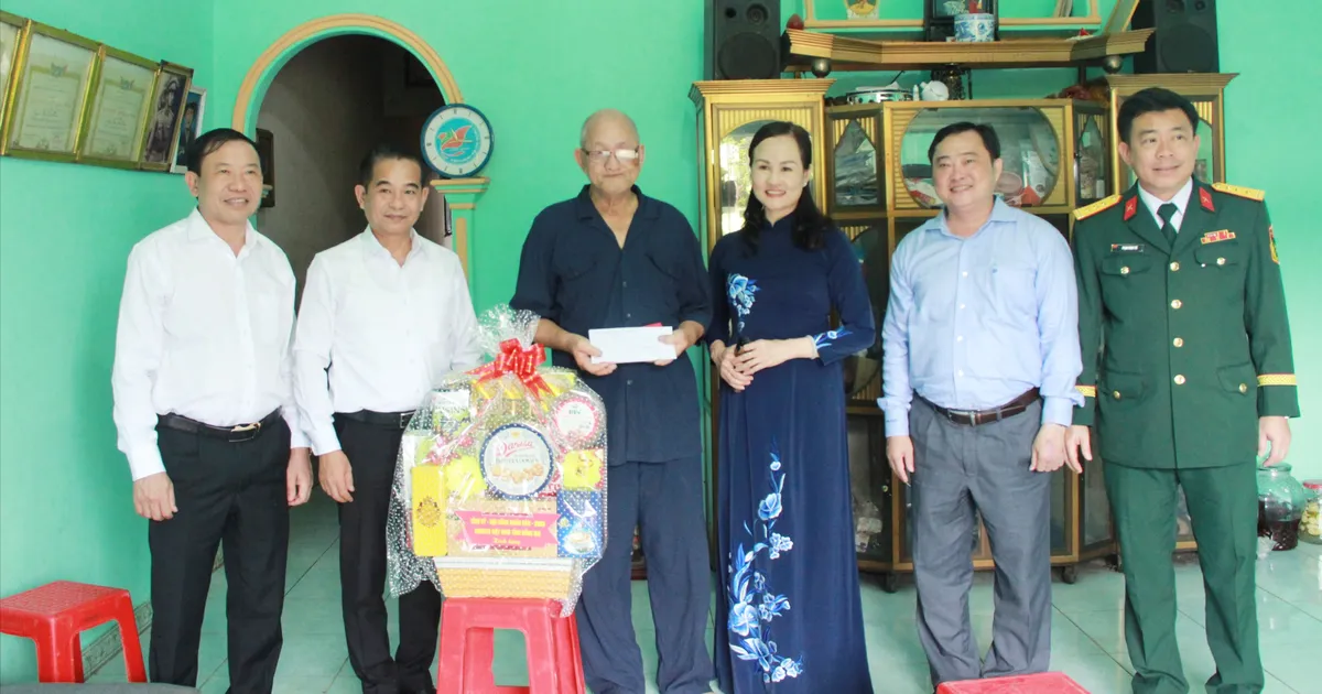 ថ្នាក់ដឹកនាំខេត្ត Dong Nai ចុះសួរសុខទុក្ខ និងផ្តល់អំណោយដល់យោធិនរបួស និងឈឺ