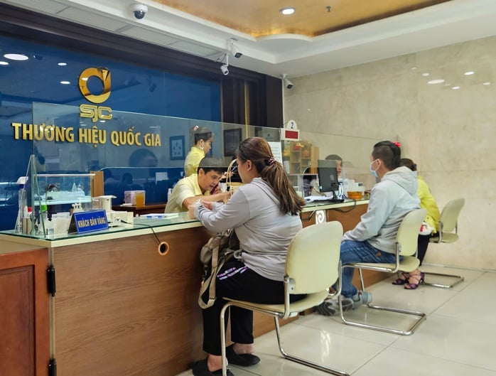 Giá vàng miếng SJC và vàng nhẫn vẫn ổn định giữa biến động giá thế giới - Ảnh 2.