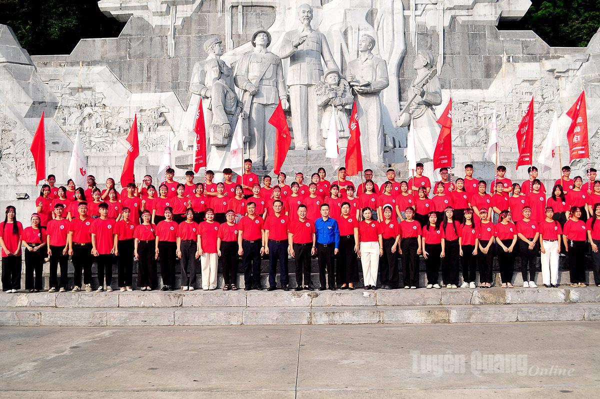 Launching ceremony of the Red Journey of Tuyen Quang province in 2025.