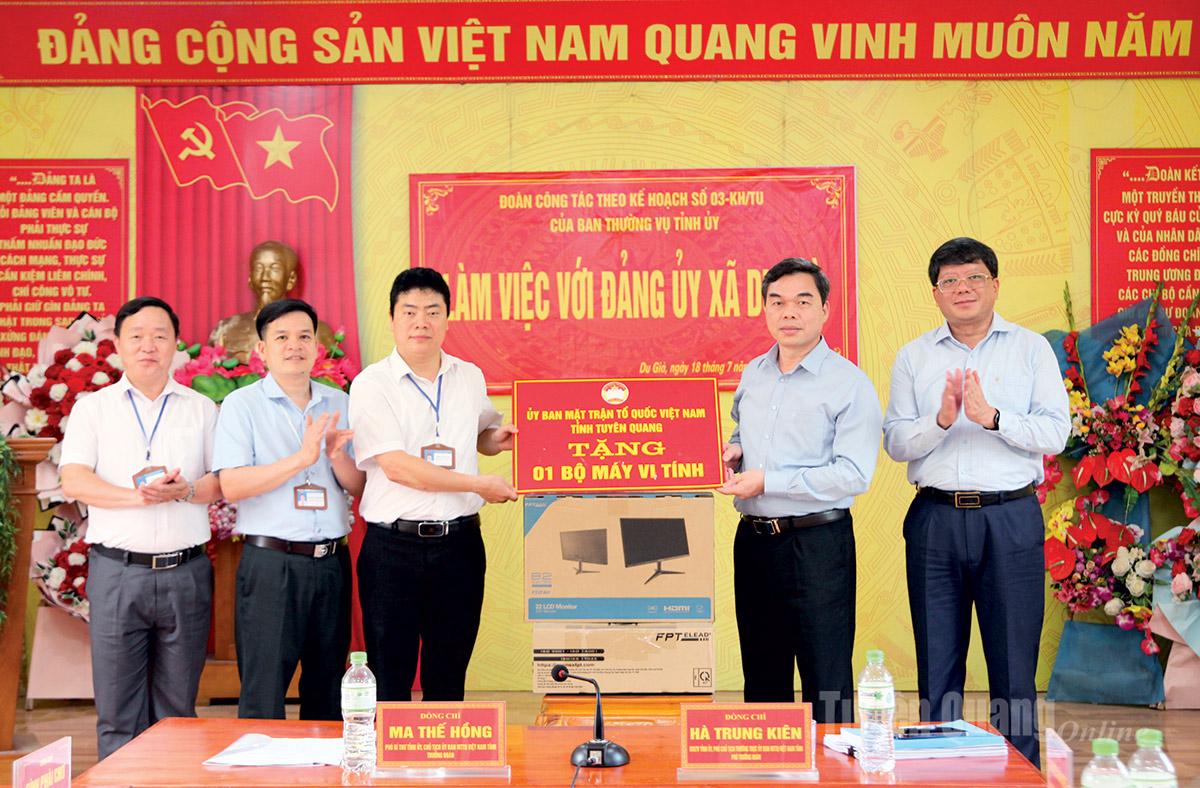 Đoàn công tác tặng máy tính cho xã Du Già.