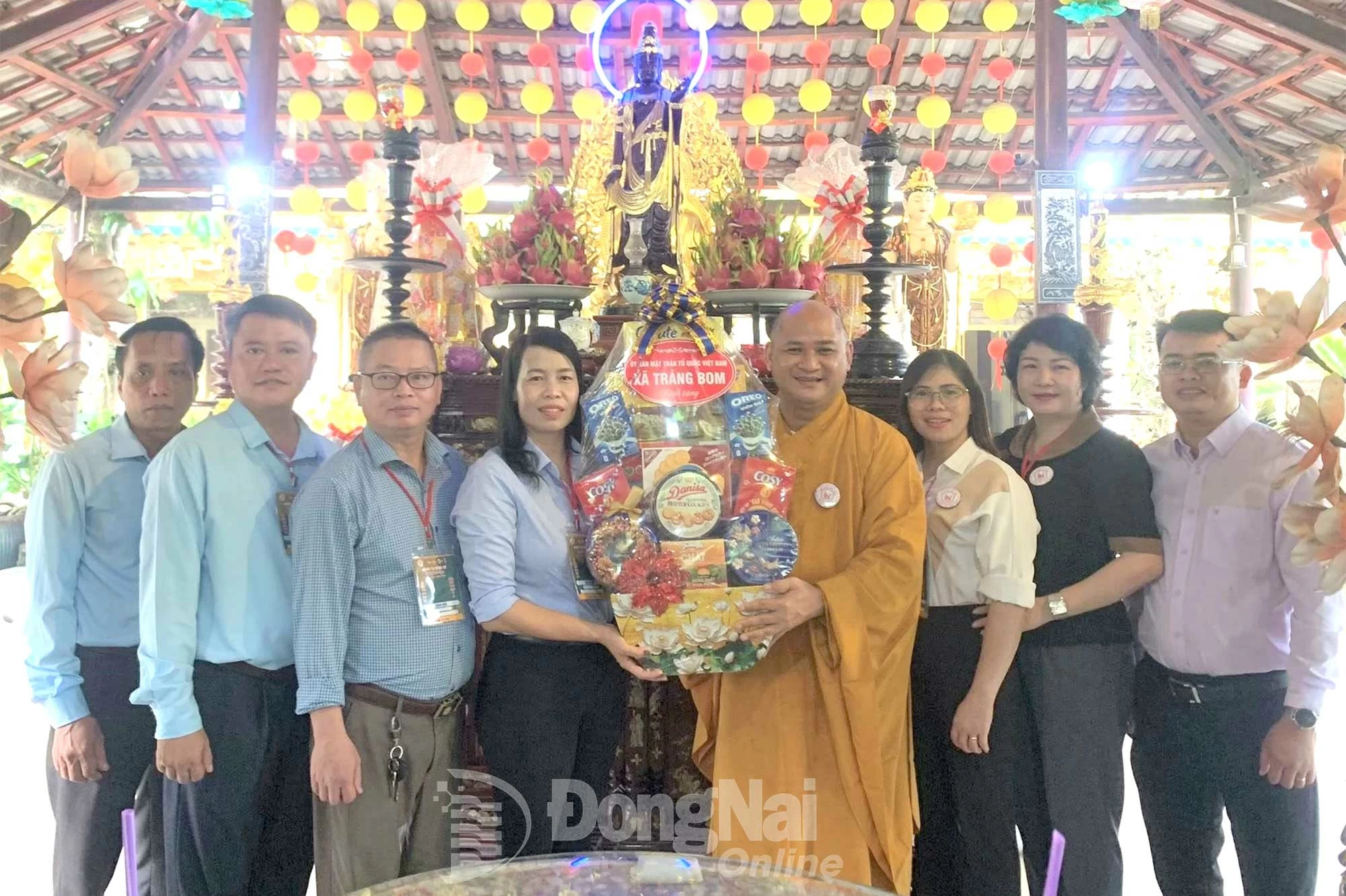 Ban Thường trực Ủy ban MTTQ Việt Nam xã Trảng Bom thăm, tặng quà các cơ sở tôn giáo trên địa bàn xã. Ảnh: ĐVCC
