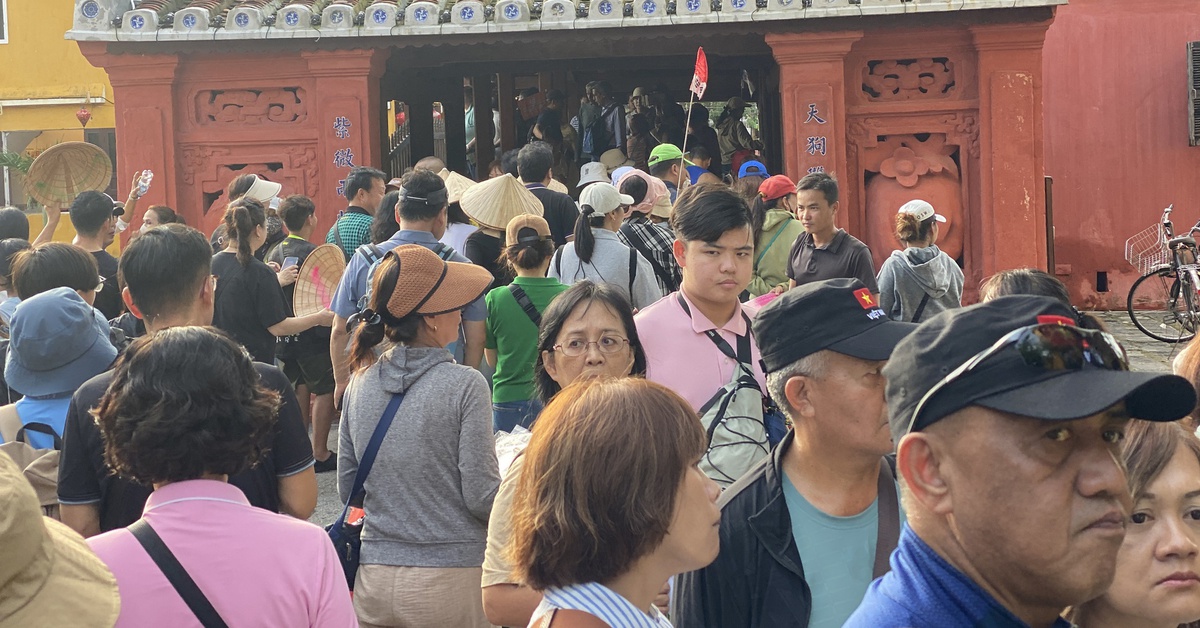 Bí thư phường Hội An: 'Không để dồn ứ, kẹt xe, bán hàng rong lộn xộn ở phố cổ'