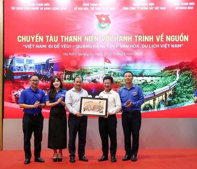 “Chuyến tàu Thanh niên với hành trình về nguồn: Giáo dục lý tưởng cách mạng cho đoàn viên, thanh niên - Ảnh 5.