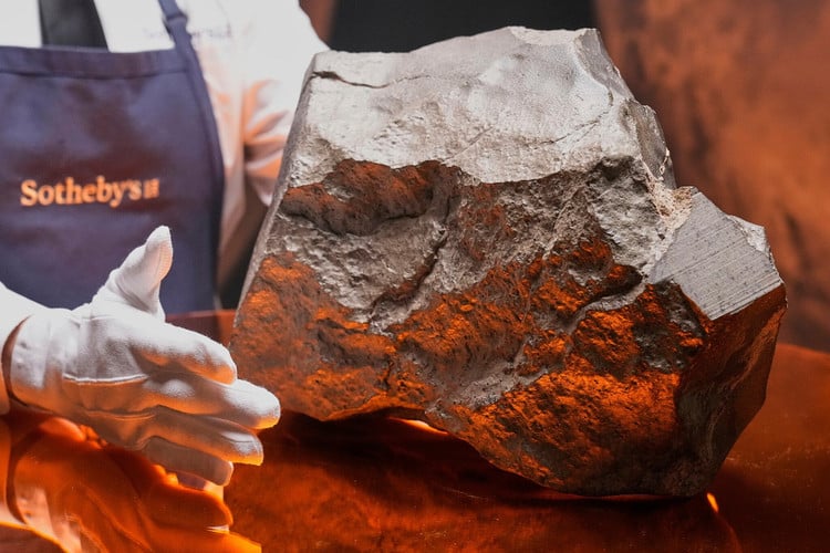 Phân tích mẫu vật cho thấy đây là loại đá núi lửa olivine-micro gabbroic shergottite, chứa olivine và pyroxene, trùng khớp với dữ liệu từ tàu Viking năm 1976. Ảnh: The Times of Israel.