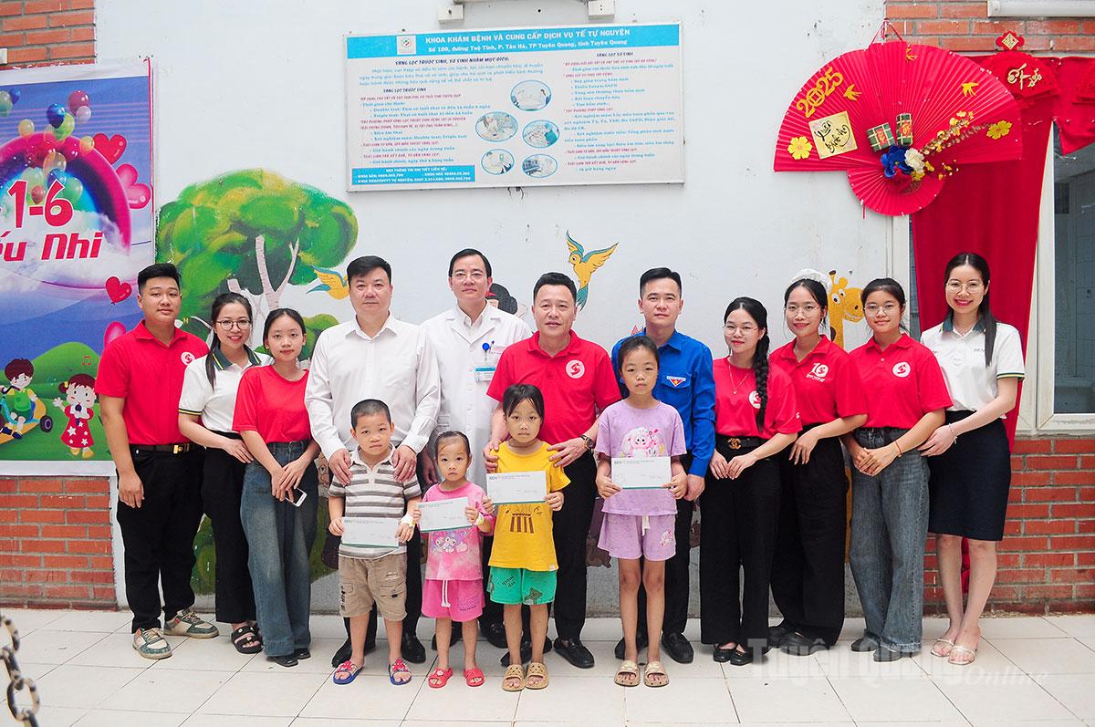 Delegates present gifts to children with thalassemia at Tuyen Quang Provincial General Hospital.