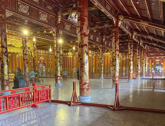 Ngai vàng triều Nguyễn bị bẻ gãy: Lắp xong kính cường lực, Bộ VH-TT-DL chỉ đạo mới- Ảnh 2.