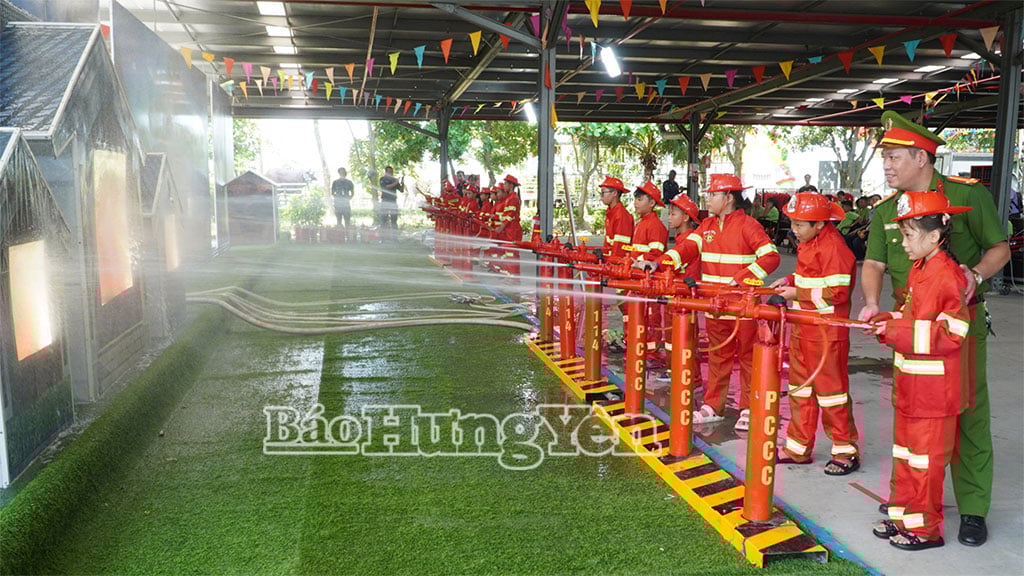 Các bạn nhỏ trải nghiệm công việc của người lính cứu hỏa.