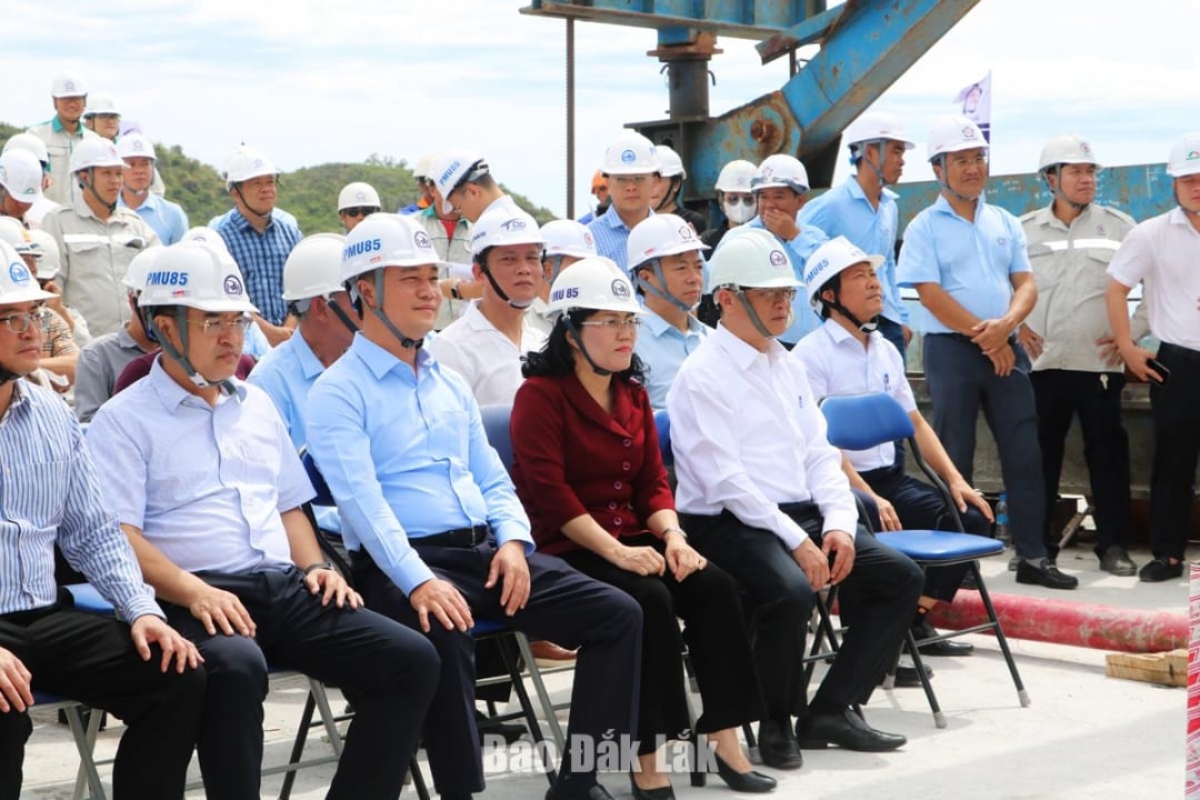Các đại biểu tham dự Lễ hợp long cầu Kỳ Lộ.