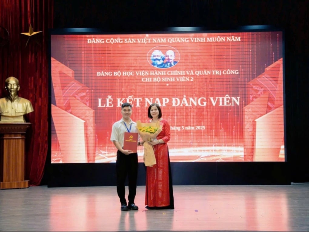 Ha Nhi boy graduated as valedictorian of Academy of Public Administration and Management - 2