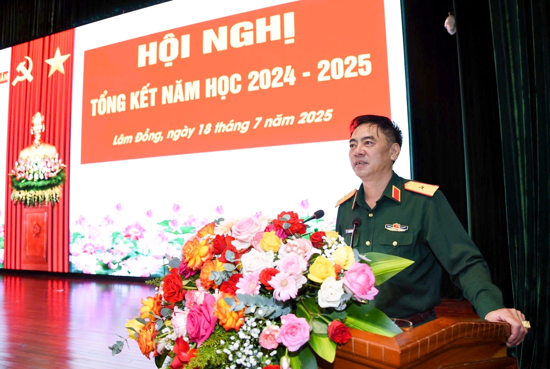 Thiếu tướng Nguyễn Văn Hậu - Phó Giám đốc Học viện trình bày báo cáo năm học 2024 - 2025