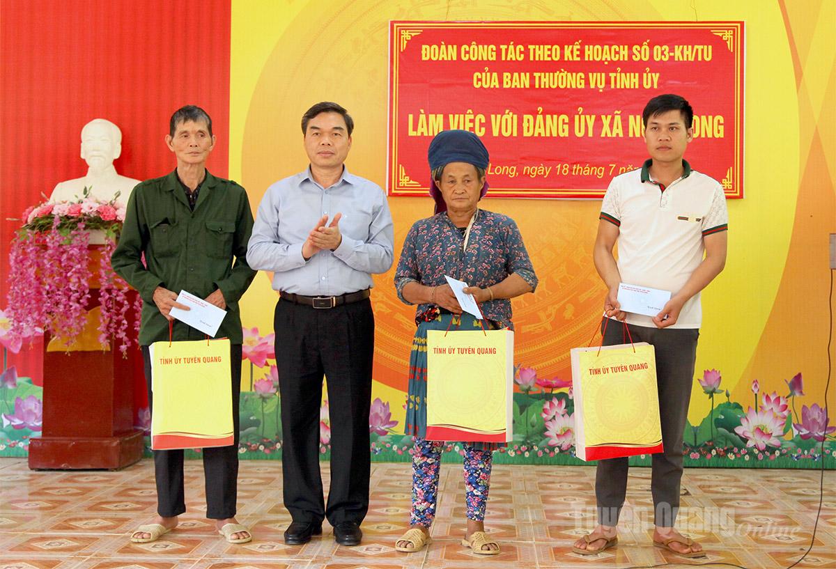  Đồng chí Phó Bí thư Tỉnh ủy Ma Thế Hồng tặng quà cho 3 gia đình cựu chiến binh xã Ngọc Long.