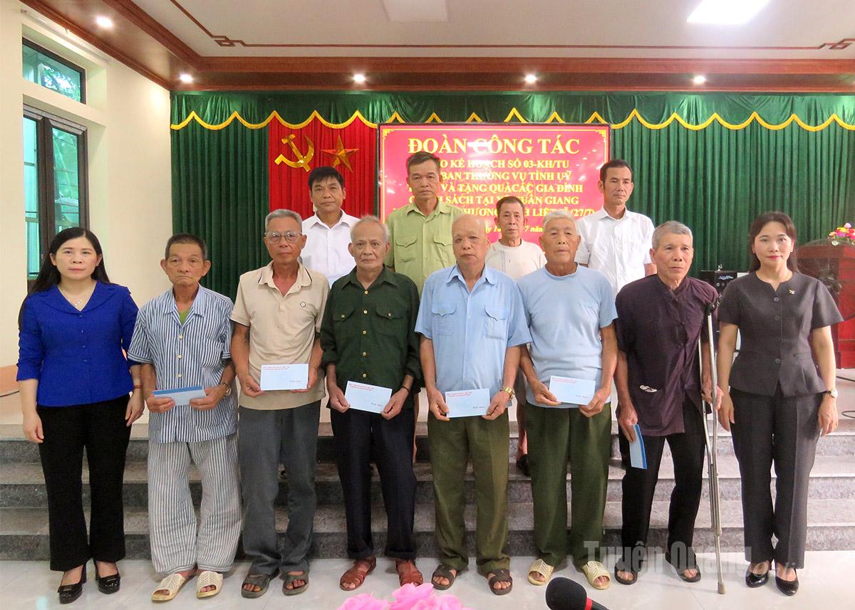 Đồng chí Nông Thị Bích Huệ, Ủy viên Ban Thường vụ Tỉnh ủy, Phó Bí thư Thường trực chuyên trách Đảng ủy UBND tỉnh và đồng chí Lê Thị Thanh Trà, Ủy viên Ban chấp hành Đảng bộ tỉnh, Phó chủ tịch Hội đồng nhân dân tỉnh trao quà cho các gia đình chính sách, người có công trên địa bàn xã Xuân Giang.