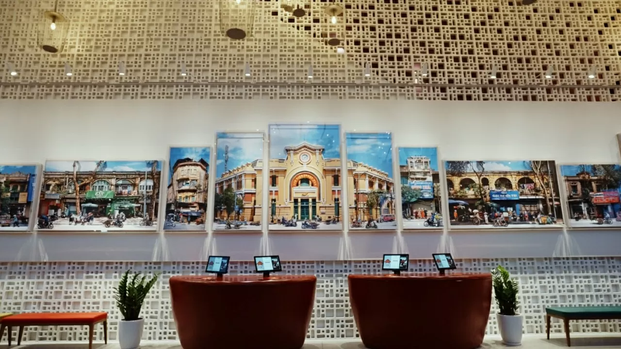 Quầy tự check-in của Khách sạn Wink, dưới tác phẩm của nghệ sĩ Nguyễn Thế Sơn
