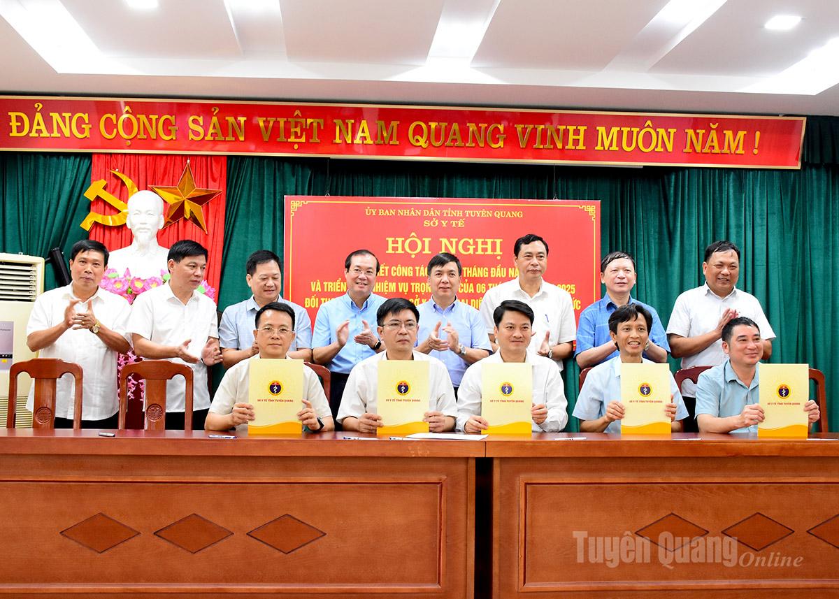 Lãnh đạo Sở Y tế chứng kiến lễ ký kết giữa các đơn vị.