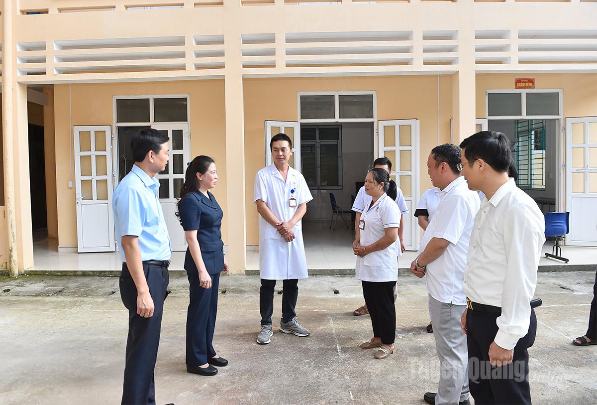 Đồng chí Lê Thị Kim Dung, Phó Bí thư Thường trực Tỉnh ủy thăm hỏi, nói chuyện với cán bộ y, bác sĩ Trạm Y tế xã Tùng Vài.