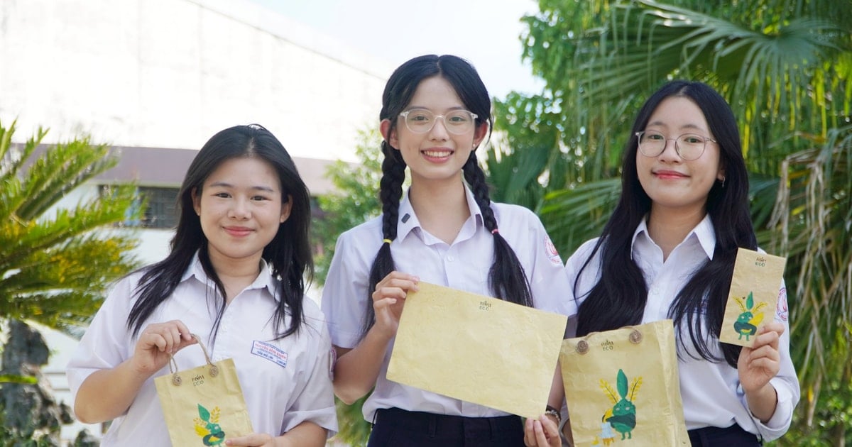 ដំណើរ​នៃ​ការ​ប្រែក្លាយ​ចំបើង​ទៅ​ជា​ក្រដាស​ដោយ​ក្រុម​និស្សិត​ស្រី​នៅ​សាលា​ឯកទេស
