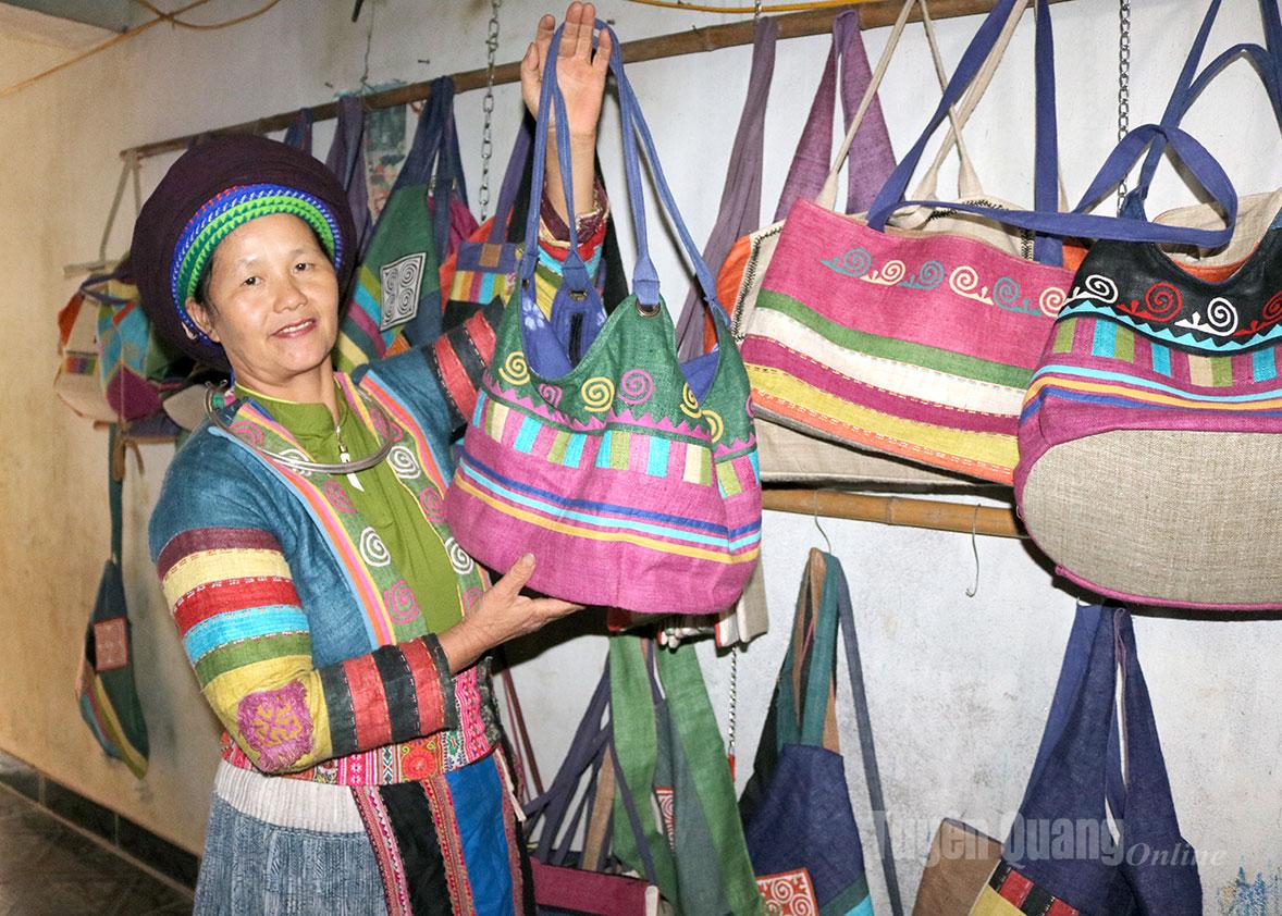 Mong ethnic women with traditional linen weaving