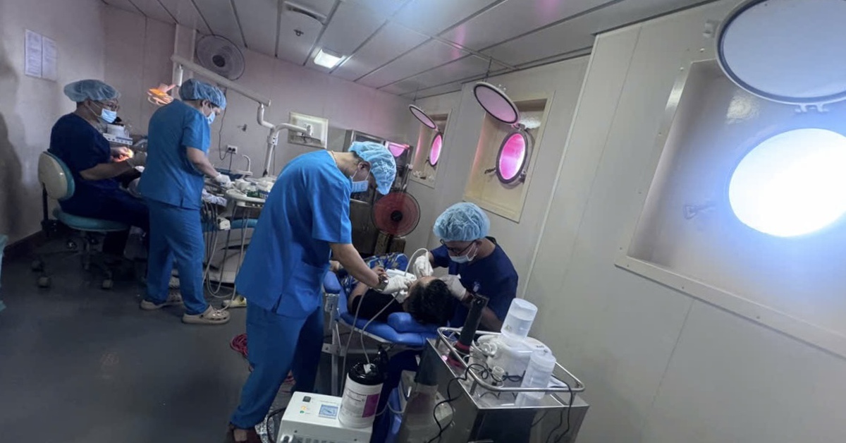 Vượt điều kiện khắc nghiệt, y bác sĩ TP.HCM khám sức khỏe miễn phí cho quân dân Trường Sa
