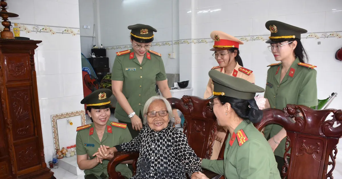 Ho Chi Minh City Police visited and presented gifts to Vietnamese Heroic Mothers