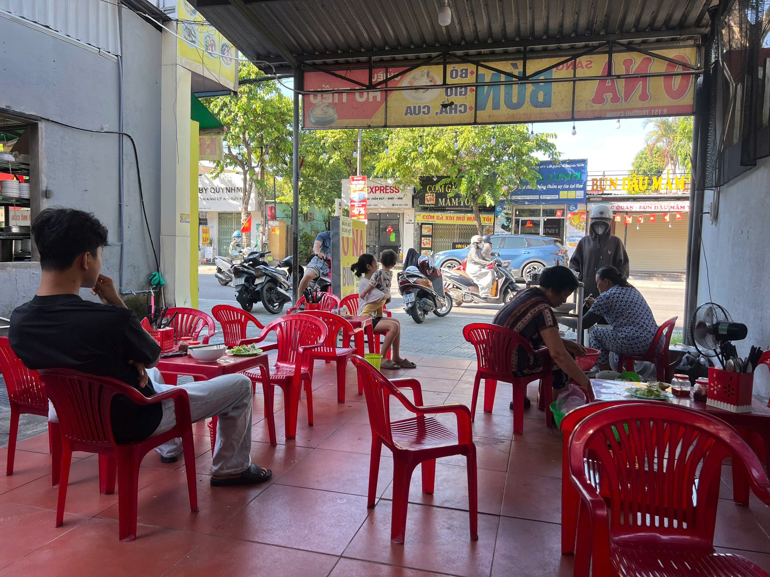 Bún bò Huế 'thay áo' vì lợn dịch bệnh: 'Phải đổi món, che tên mới có khách' - Ảnh 5.