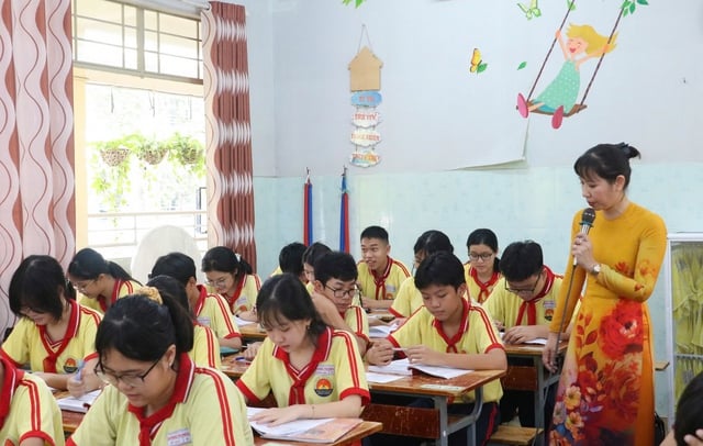 Nên giao quyền tuyển dụng, điều động nhà giáo cho ai? - Ảnh 1.