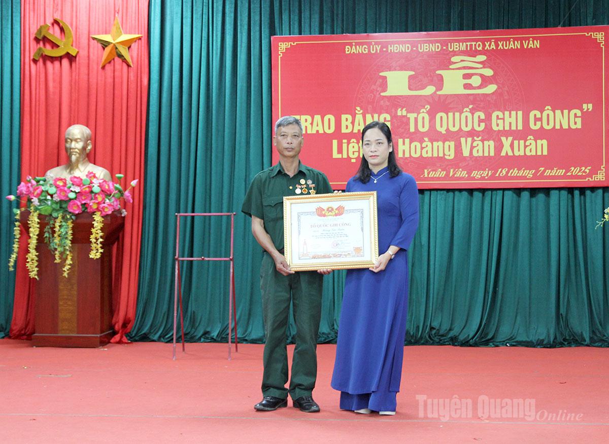 ថ្នាក់​ដឹក​នាំ​ឃុំ Xuan Van ប្រគល់​វិញ្ញាបនបត្រ​បុណ្យ​កុសល​ដល់​ក្រុម​គ្រួសារ​យុទ្ធជន​ពលី Hoang Van Xuan។