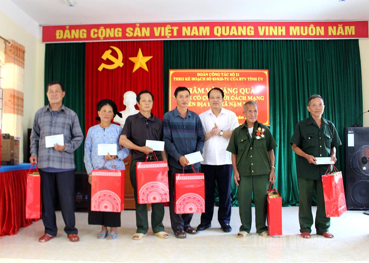 Đồng chí Vân Đình Thảo, Ủy viên Ban Thường vụ Tỉnh ủy, Giám đốc Sở Tài chính tặng quà cho các gia đình chính sách, người có công xã Nậm Dịch. Ảnh: Hồng Hà