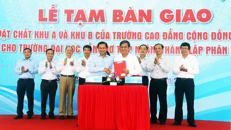 Soc Trang provincial leaders hand over facilities to Can Tho University.