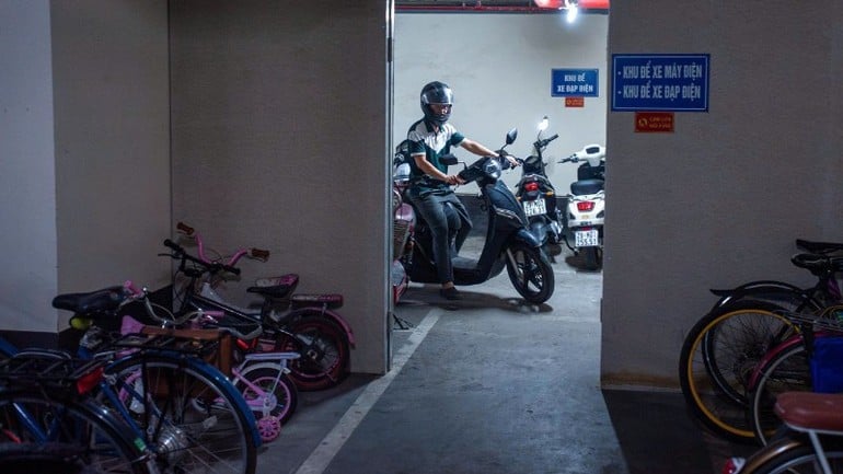 Khu vực để xe máy điện, xe đạp điện tại hầm chung cư tại Hà Nội. (Ảnh: THẾ BẰNG)