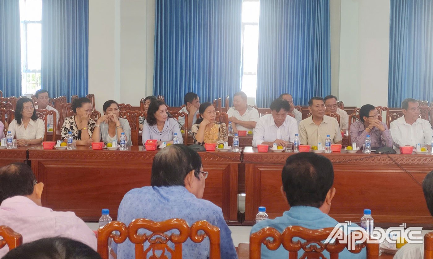 Các đại biểu tham dự buổi họp mặt.