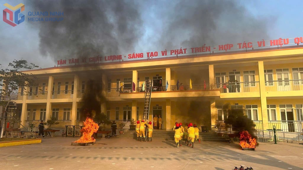 Tập huấn phương án phòng cháy chữa cháy và cứu nạn cứu hộ tại TRường THCS Quảng Phong (xã Quảng Hà).