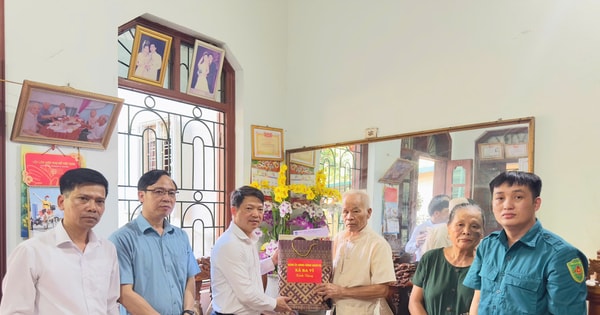 Xã Ba Vì: Thăm hỏi, tặng quà gia đình chính sách nhân Ngày Thương binh - Liệt sĩ
