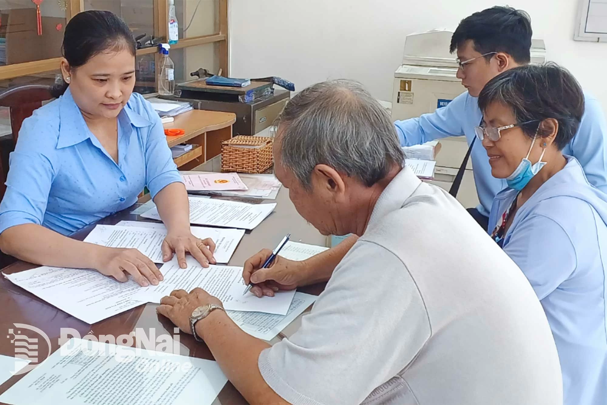 Ảnh minh họa: Cán bộ của Phòng Công chứng số 1 tỉnh Đồng Nai hướng dẫn người dân thực hiện giao dịch công chứng (Ảnh: A.Nhơn)
