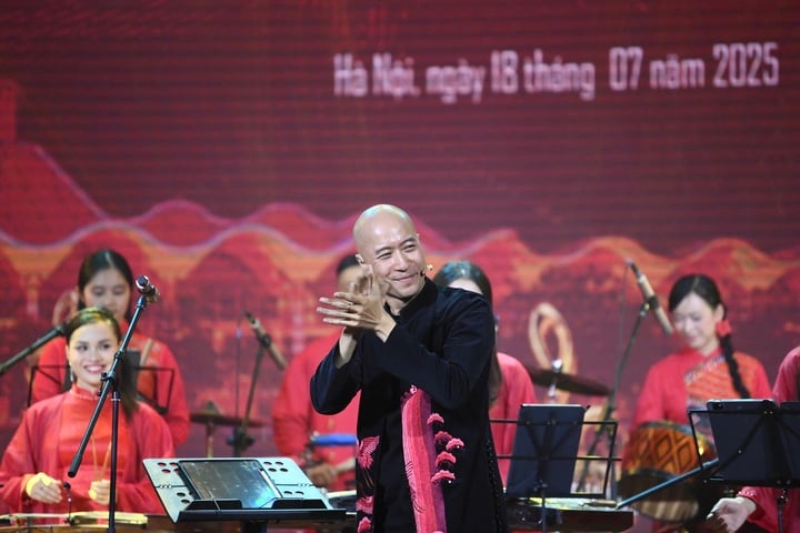 Nhạc trưởng Đồng Quang Vinh và dàn nhạc Sức sống mới.