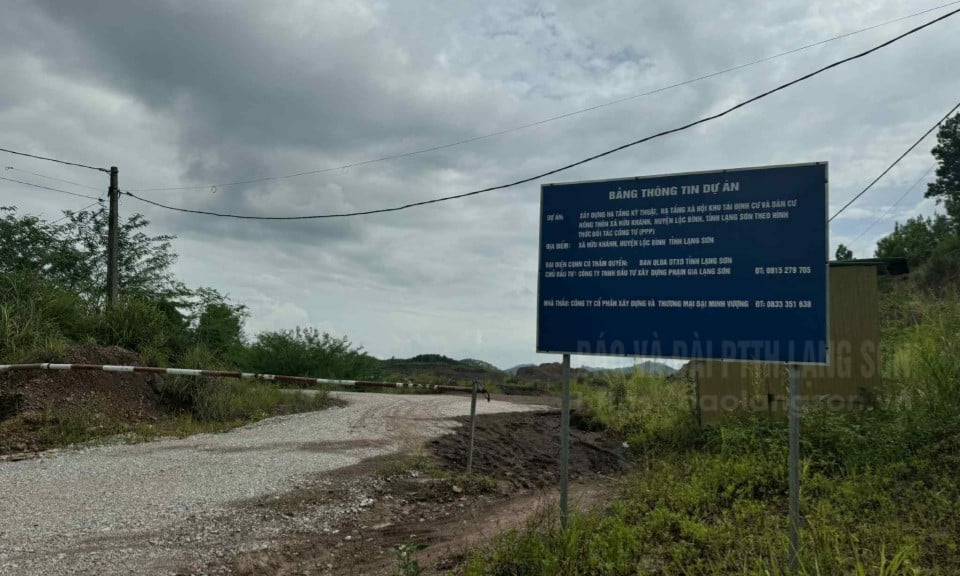 Đến ngày 15/7/2025, công trường thi công dự án vẫn "vắng bóng" máy móc, nhân lực 