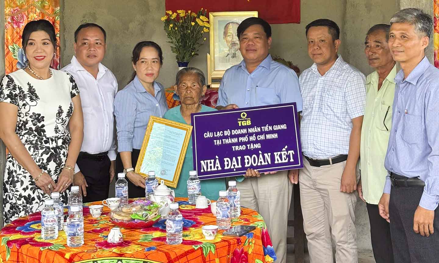 Đoàn chụp ảnh lưu niệm cùng gia đình.