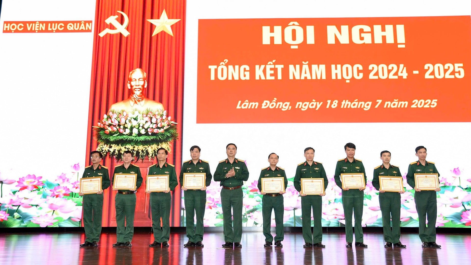 Thiếu tướng Nguyễn Văn Hậu - Phó Giám đốc Học viện trao hưởng cho các cá nhân đạt danh hiệu “Chiến sĩ thi đua cơ sở” năm học 2024 – 2025