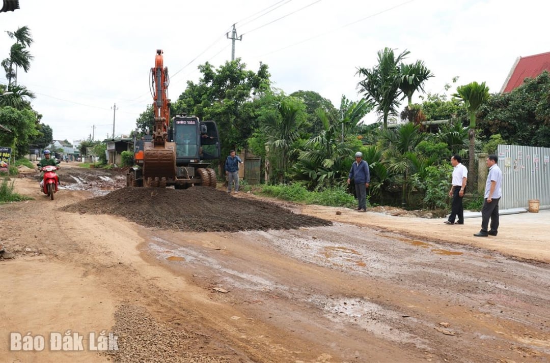 Thường trực Đảng ủy xã Krông Pắc theo dõi tiến độ và động viên doanh nghiệp tham gia sửa chữa tạm thời trục đường Y Jut.