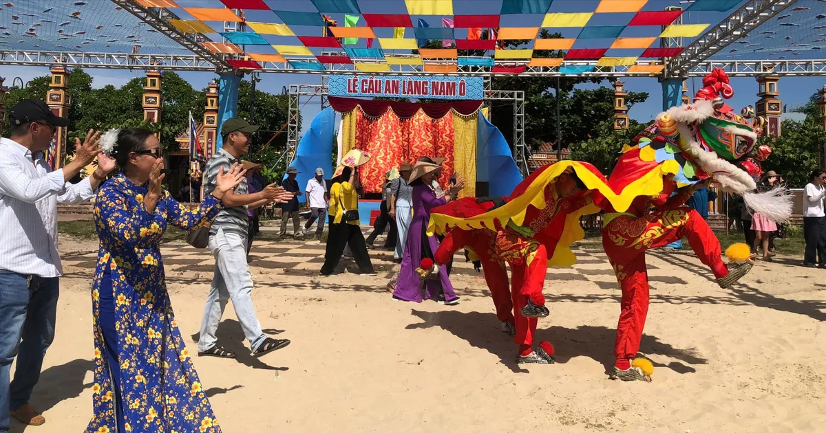 La gente de Nam O participa en el festival Cau An... en la pantalla