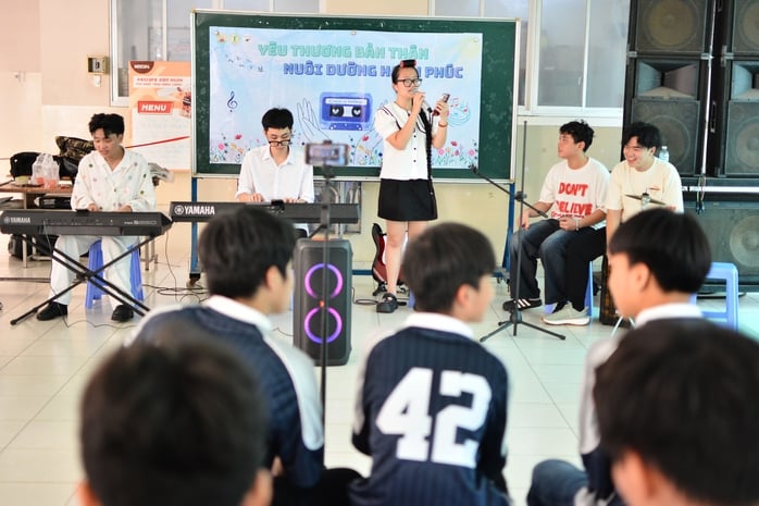 Sau hợp nhất, TP HCM lấy ý kiến về các khoản thu dịch vụ ở trường công lập áp dụng từ năm học mới - Ảnh 2.
